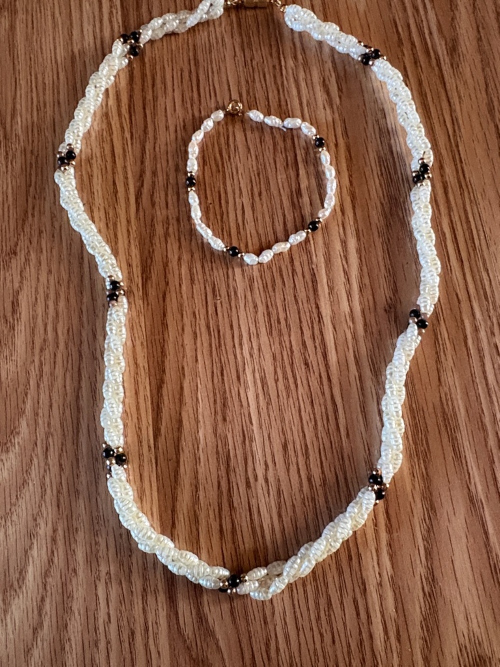 VINTAGE FRESHWATER RICE PEARL BLACK WHITE AND GOLD NECKLACE AND BRACELET SET